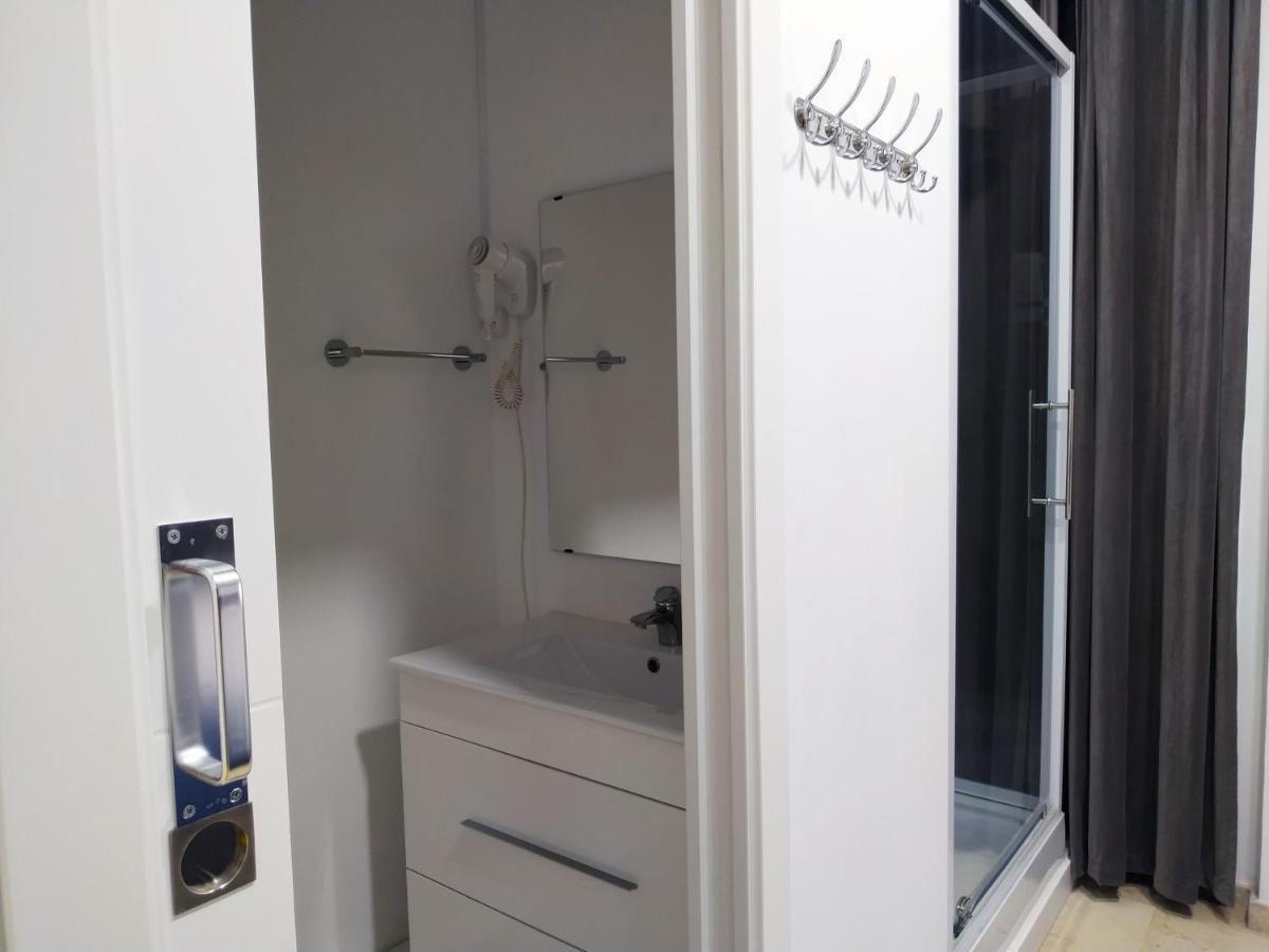 Flats Friends Plaza De La Reina Hotel บาเลนเซีย ภายนอก รูปภาพ